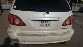 Владелец автомашины Lexus заклеил флаг Кыргызстана на госномере наклейкой Владелец автомашины Lexus заклеил флаг Кыргызстана на госномере наклейкой