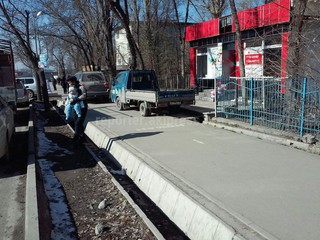 По ул.Суеркулова автолюбители паркуют свои авто на тротуаре (фото) По ул.Суеркулова автолюбители паркуют свои авто на тротуаре (фото)