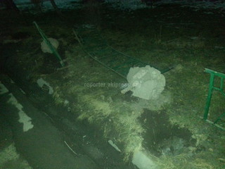 По проспекту Ч.Айтматова вдоль трассы сломан забор (фото)