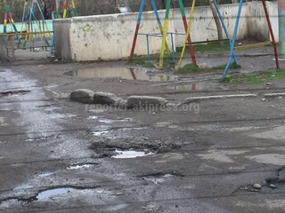 Когда начнется ремонт дорог в 8 мкр? - читатель (фото)