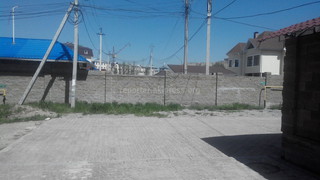 Читатель просит проверить законность постройки стены на территории общественной улицы в новостройке Бишкека (фото)