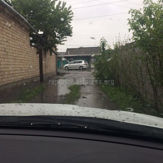 После дождей вода по асфальту течет не в арык, а в переулок Луцкий, - читатель (фото)
