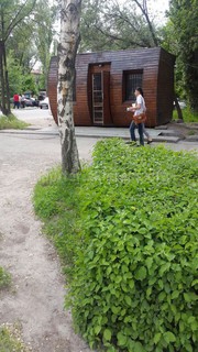 Читатель интересуется, законно ли установлен павильон на пересечении улиц Байтик баатыра-Саманчина <i>(фото)</i>