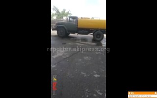 Почему водовозные машины сливают воду на асфальт, а не поливают цветы и деревья? - читатель <i>(видео)</i>
