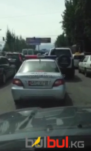 Сотрудник патрульной милиции нарушает ПДД возле рынка «Мадина» (видео)