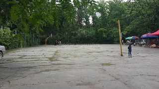 Читатель жалуется, что на детской площадке на пересечении Айни-Токтоналиева организован базар