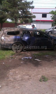 Водитель авто врезался в дерево и перевернулся, пытаясь увернуться от пешеходов, выбежавших на дорогу <i>(фото)</i>