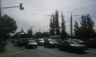 Читатель просит проанализировать автодвижение на некоторых перекрестках, чтобы оптимизировать работу светофоров для устранения пробок по ул.Л.Толстого (фото)