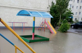 В мкр Джал затопило детскую площадку <i>(фото)</i>