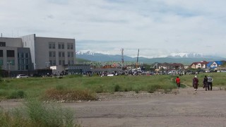 ГУВД Бишкека: Возле здания посольства США в Кыргызстане собралось около 700 человек