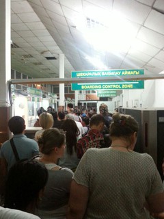 На казахской границе выстроилась большая очередь, работает только 1 окно, - читатель (фото)