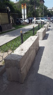 В связи с чем у приемной посольства России установлены бетонные блоки? - читатель (фото)