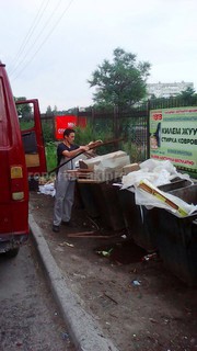 Горожанин просит принять меры в отношении владельца бусика, который выбрасывал строительный мусор в 5 мкр (фото)