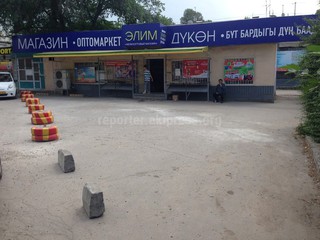 Читатель просит проверить законность установления оградительных блоков возле магазина «Элим» в 9 мкр
