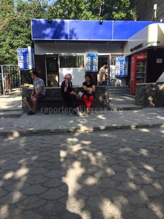 Законно ли находится пункт обмена валют рядом с остановкой, - горожанин <i>(фото)</i>