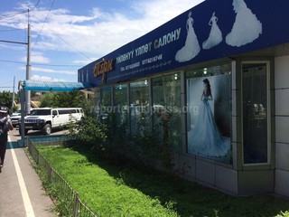 Законно ли стоит магазин напротив ЗАГС? - горожанин (фото)