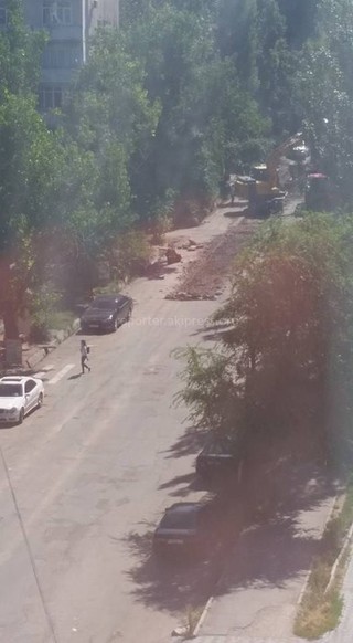 Залатанный асфальт в мкр Восток-5 вскрыли спустя месяц, - читатель (фото) Залатанный асфальт в мкр Восток-5 вскрыли спустя месяц, - читатель (фото)