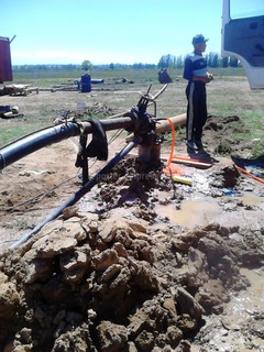 Жители села Бактуу-Долоноту сидят без воды, а напротив, где строится спортивный комплекса для Всемирных игр кочевников, вода льется на землю, - читатель <i>(фото)</i> Жители села Бактуу-Долоноту сидят без воды, а напротив, где строится спортивный комплекса для Всемирных игр кочевников, вода льется на землю, - читатель <i>(фото)</i>