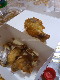 Читатель обнаружил в крылышках фастфуда Begemot перо (фото)