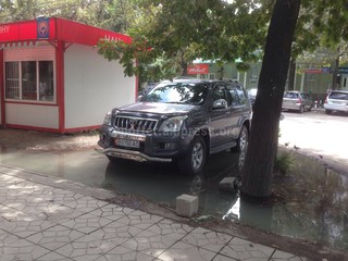 На пересечении улиц Манаса и Айни замечена Toyota Prado с тонировкой <i>(фото)</i>