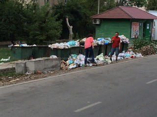 В ряде дворов 10 мкр не убирают мусор, - читатель <i>(фото)</i>