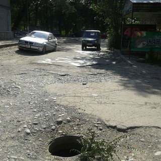 На улице Фучика города Бишкек возле дома №20 нет крышки люка (фото)