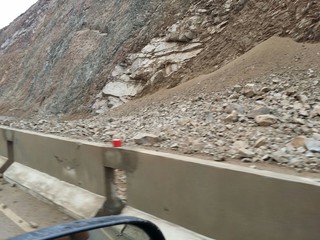 В Боомском ущелье образовалась пробка в связи с небольшим камнепадом <i>(фото, видео)</i> В Боомском ущелье образовалась пробка в связи с небольшим камнепадом <i>(фото, видео)</i>