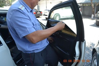 УПМ ГУВД Бишкека сняло тонировочные пленки со стекол машин в автосалоне «Форсаж» <i>(фото)</i>