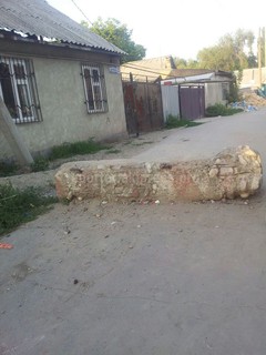 Жители улицы Дачной незаконно перекрыли улицу бетонным блоком, - читатель <i>(фото)</i>