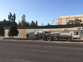 Спецтехника строительной компании на ул.Фрунзе мешает движению машин, заняв одну полосу, - читатель (фото)