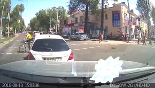 Велосипедистка спровоцировала ДТП на Манаса-Московской <i>(видео)</i>
