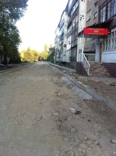 Новый тротуар в Городке строителей располагается под крышей дома, что зимой может привезти к травмам от сосулек, - читатель <i>(фото)</i> Новый тротуар в Городке строителей располагается под крышей дома, что зимой может привезти к травмам от сосулек, - читатель <i>(фото)</i>
