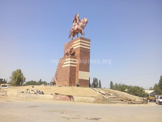 В Кызыл-Кие установили новый монумент Манасу <i>(фото)</i> В Кызыл-Кие установили новый монумент Манасу <i>(фото)</i>