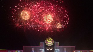 Фото – Праздничный фейерверк на церемонии открытия ВИК