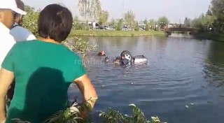 <b>Видео</b> — Как спасали пассажиров автомобиля, упавшего в водоем кафе «Гавайи»