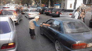 На ул.Московской бабушка, просящая милостыню на дороге, создает помехи движению, - читатель (видео)