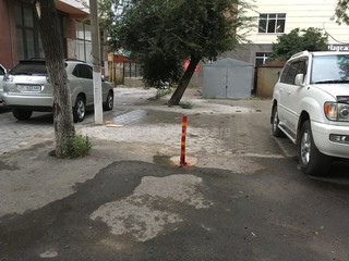 Документы на организацию автопарковки возле жилого дома №129 по ул.Абдрахманова в «Бишкекглавархитектуре» не оформлялись