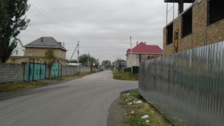 Перекресток внутри мкр Достук представляет опасность ввиду того, что полностью закрыт обзор из-за установленного забора, - читатель (фото) Перекресток внутри мкр Достук представляет опасность ввиду того, что полностью закрыт обзор из-за установленного забора, - читатель (фото)