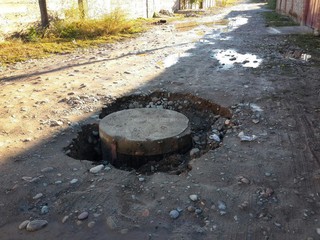 На переулке Конорчок в жилмассиве Кок-Жар вокруг канализационного люка провалилась земля , - читатель (фото) На переулке Конорчок в жилмассиве Кок-Жар вокруг канализационного люка провалилась земля , - читатель (фото)