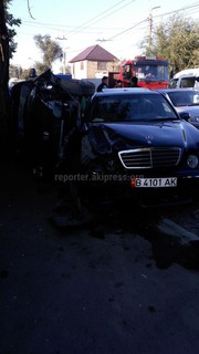 В результате ДТП на ул.Т.Фрунзе «Хонду» перевернуло на бок и зажало между деревом и «Мерседесом» <i>(фото)</i>