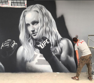 Художники нанесли изображения кыргызстанских спортсменов В.Шевченко и О.Назарова на всю стену спортзала в Оше <i>(фото)</i>