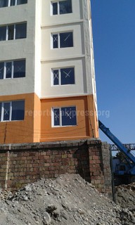 Строители, сломав забор стоянки авто в отсутствие собственников, начали прокладывать коммуникации к новым домам МВД на ул.Л.Толстого, - читатель (фото) Строители, сломав забор стоянки авто в отсутствие собственников, начали прокладывать коммуникации к новым домам МВД на ул.Л.Толстого, - читатель (фото)