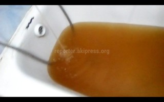 В доме №12 в мкр Джал-29 течет горячая ржавая вода, - читатель (видео)