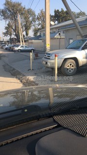 Законно ли перекрыли тротуар на пересечении улиц Гоголя и Жибек Жолу? - читатель (фото)