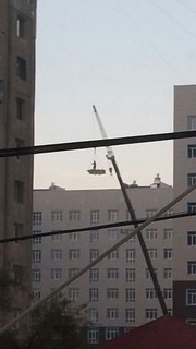 Кран поднял мужчину на строящуюся высотку в 7 мкр, - читатель <i>(фото)</i>