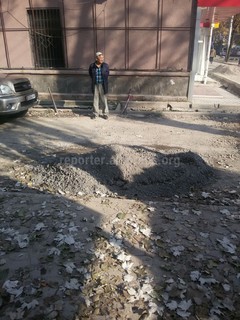 Жители дома на перекрестке Киевской-Раззакова просят при ремонте тротуара предусмотреть сливные каналы (фото)