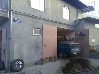 В пункте замены масла в Оше сливают машинные масла в арык, впадающий в Аравано-Акбуринский канал, - читатель <i>(фото, видео)</i>