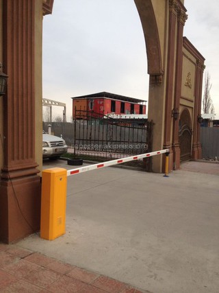 Мэрия предписала демонтировать шлагбаум у въезда во двор в жилой комплекс «Гранд Сити»