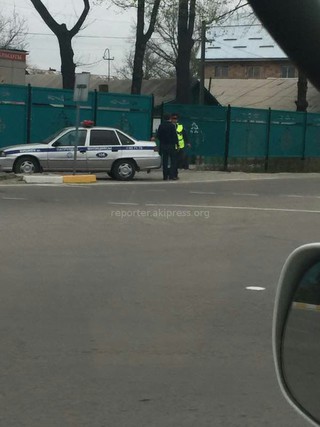 УПМ ГУВД Бишкека ответило на жалобу о том, что сотрудники патрульной милиции припарковали авто на тротуар