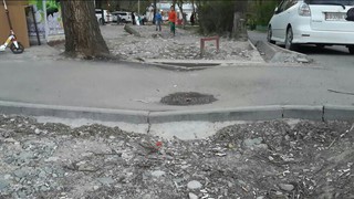 «Бишкекасфальтсервис» исправляет замечания по вопросу просевшего асфальта на тротуаре
